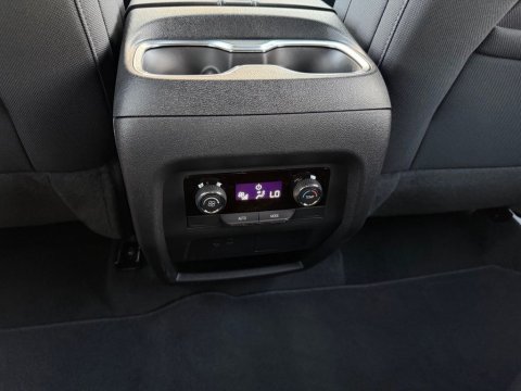 New Summit White 2026 Chevrolet Traverse LT FWD - photo 22 - Stock #261192