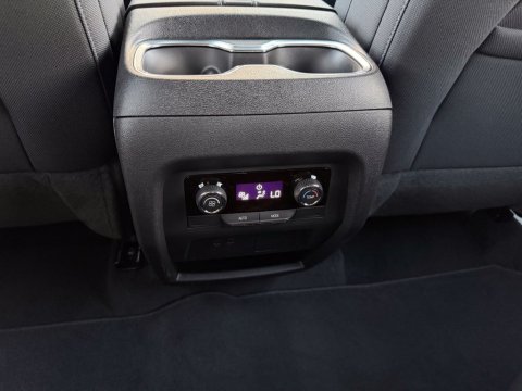 New Summit White 2026 Chevrolet Traverse LT FWD - photo 23 - Stock #261192