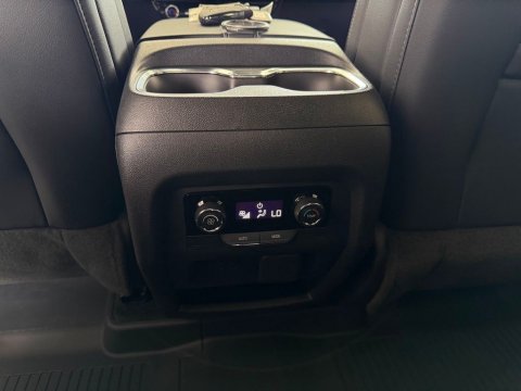 New Sterling Gray Metallic 2026 Chevrolet Traverse LT FWD - photo 27 - Stock #261236