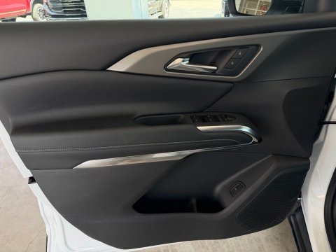 New Summit White 2027 Chevrolet Traverse LT FWD - photo 10 - Stock #270019