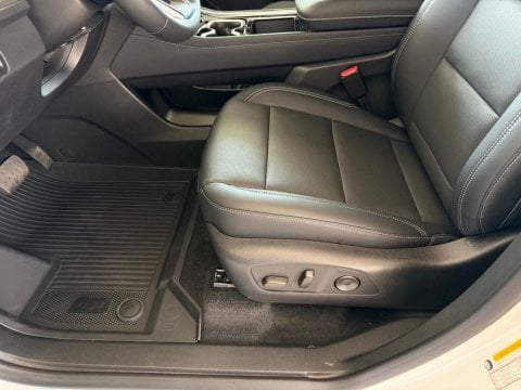 New Summit White 2027 Chevrolet Traverse LT FWD - photo 11 - Stock #270019
