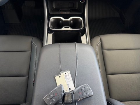 New Summit White 2027 Chevrolet Traverse LT FWD - photo 20 - Stock #270019