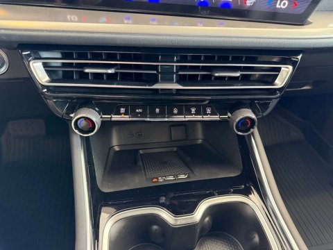 New Summit White 2027 Chevrolet Traverse LT FWD - photo 24 - Stock #270019