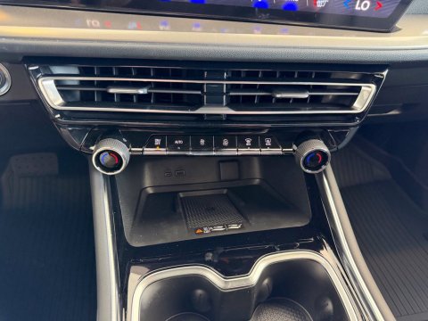 New Summit White 2027 Chevrolet Traverse LT FWD - photo 25 - Stock #270019