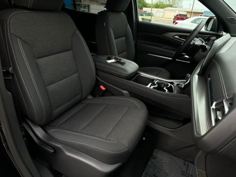 New Mosaic Black Metallic 2026 Chevrolet Traverse LT FWD - photo 18 - Stock #260810