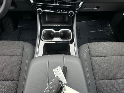 New Mosaic Black Metallic 2026 Chevrolet Traverse LT FWD - photo 22 - Stock #260810