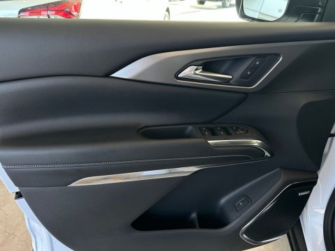 New Polar White Tricoat 2026 Chevrolet Traverse LT FWD - photo 11 - Stock #261128