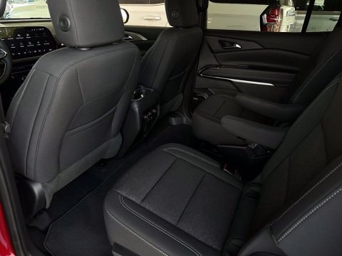 New Radiant Red Tintcoat 2026 Chevrolet Traverse LT FWD - photo 16 - Stock #261161