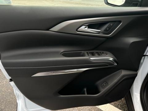 New Polar White Tricoat 2026 Chevrolet Traverse LT FWD - photo 10 - Stock #260782