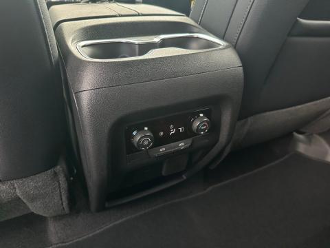 New Polar White Tricoat 2026 Chevrolet Traverse LT FWD - photo 21 - Stock #260782