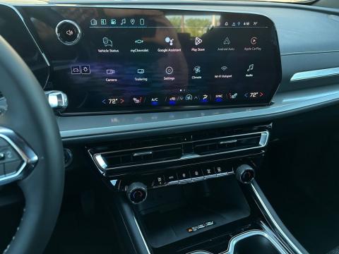 New Mosaic Black Metallic 2026 Chevrolet Traverse LT FWD - photo 24 - Stock #260778