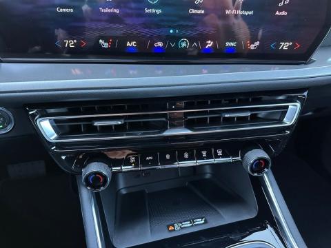 New Mosaic Black Metallic 2026 Chevrolet Traverse LT FWD - photo 25 - Stock #260778