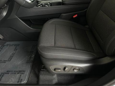 New Summit White 2026 Chevrolet Traverse LT FWD - photo 12 - Stock #260855