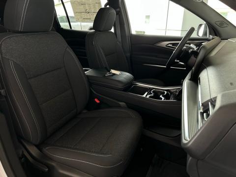 New Summit White 2026 Chevrolet Traverse LT FWD - photo 17 - Stock #260855