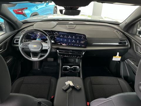 New Summit White 2026 Chevrolet Traverse LT FWD - photo 20 - Stock #260855