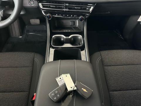 New Summit White 2026 Chevrolet Traverse LT FWD - photo 21 - Stock #260855