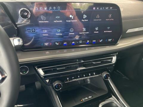 New Summit White 2026 Chevrolet Traverse LT FWD - photo 24 - Stock #260855