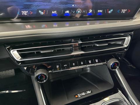 New Summit White 2026 Chevrolet Traverse LT FWD - photo 25 - Stock #260855