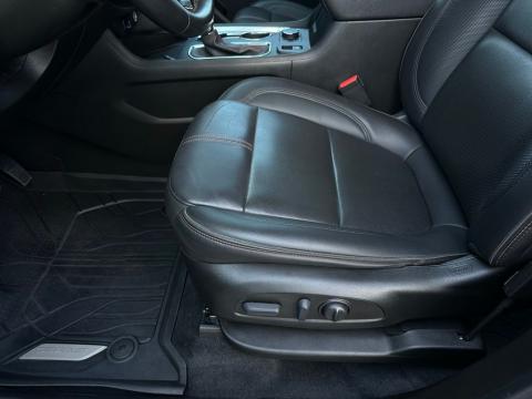 Pre-Owned Radiant Red Tintcoat 2023 Chevrolet Traverse RS FWD - photo 13 - Stock #260758A