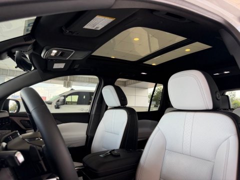 Certified Pre-Owned Iridescent Pearl Tricoat 2025 Chevrolet Traverse High Country FWD - photo 14 - Stock #261264A