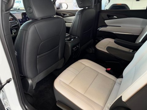 Certified Pre-Owned Iridescent Pearl Tricoat 2025 Chevrolet Traverse High Country FWD - photo 15 - Stock #261264A