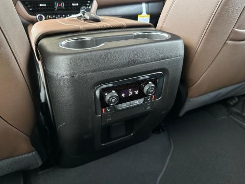 New Black 2026 Chevrolet Suburban High Country RWD - photo 21 - Stock #260526