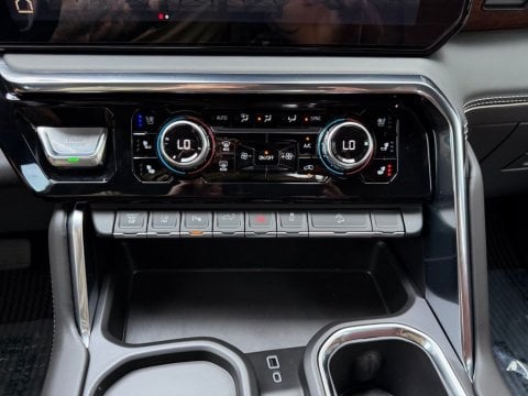 New Glacier White Tricoat 2026 GMC Sierra 2500HD Denali Ultimate 4WD - photo 24 - Stock #261168