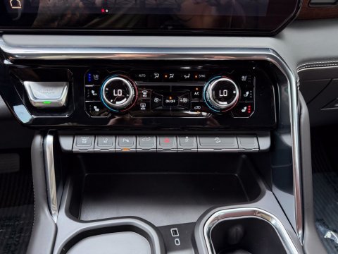 New Glacier White Tricoat 2026 GMC Sierra 2500HD Denali Ultimate 4WD - photo 25 - Stock #261168