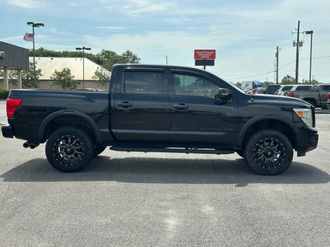Pre-Owned Super Black 2020 Nissan Titan SV 4WD - photo 4 - Stock #X2472