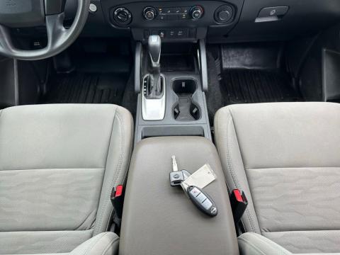 Pre-Owned Glacier White 2022 Nissan Frontier SV 4WD - photo 21 - Stock #A1066A