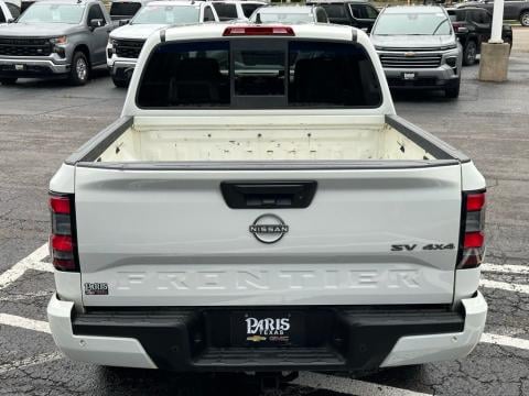 Pre-Owned Glacier White 2022 Nissan Frontier SV 4WD - photo 6 - Stock #A1066A