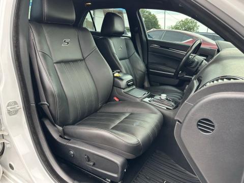 Pre-Owned Bright White Clearcoat 2022 Chrysler 300 S RWD - photo 17 - Stock #260836A
