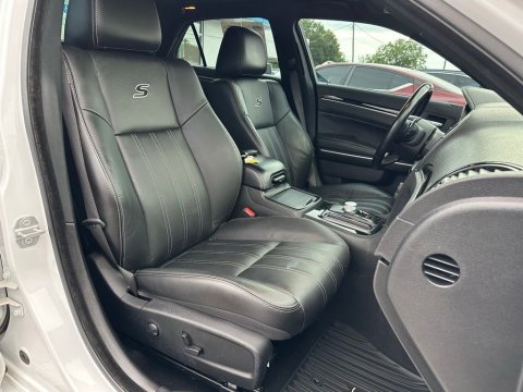 Pre-Owned Bright White Clearcoat 2022 Chrysler 300 S RWD - photo 17 - Stock #260836A
