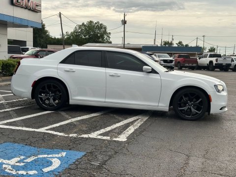 Pre-Owned Bright White Clearcoat 2022 Chrysler 300 S RWD - photo 4 - Stock #260836A