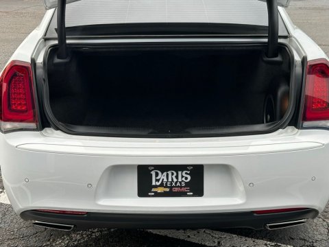 Pre-Owned Bright White Clearcoat 2022 Chrysler 300 S RWD - photo 8 - Stock #260836A