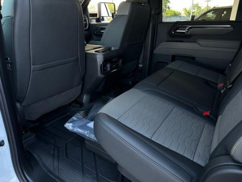New Summit White 2026 Chevrolet Silverado 2500HD ZR2 4WD - photo 15 - Stock #260899