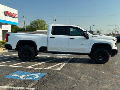 New Summit White 2026 Chevrolet Silverado 2500HD ZR2 4WD - photo 5 - Stock #260899