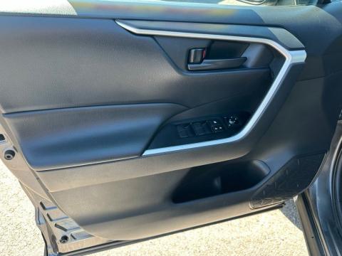 Pre-Owned Magnetic Gray Metallic 2020 Toyota RAV4 LE FWD - photo 13 - Stock #X2415