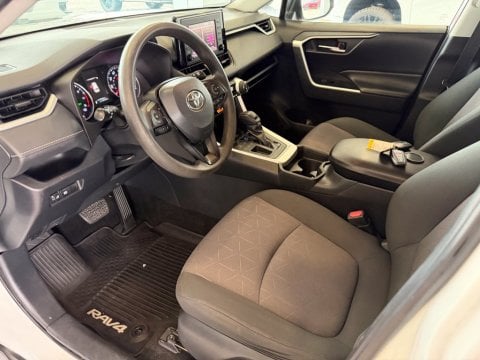 Pre-Owned Super White 2019 Toyota RAV4 XLE FWD - photo 11 - Stock #B5627