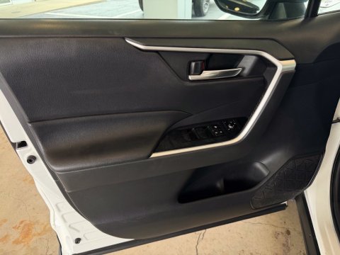 Pre-Owned Super White 2019 Toyota RAV4 XLE FWD - photo 12 - Stock #B5627