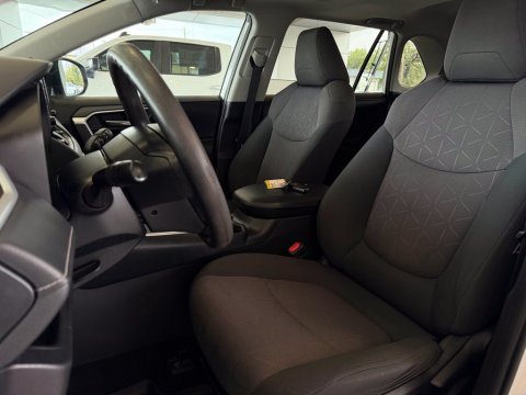 Pre-Owned Super White 2019 Toyota RAV4 XLE FWD - photo 15 - Stock #B5627