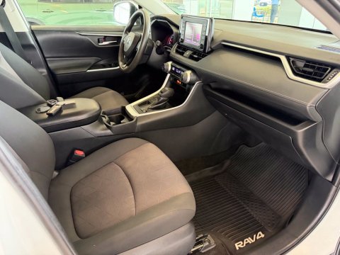 Pre-Owned Super White 2019 Toyota RAV4 XLE FWD - photo 18 - Stock #B5627