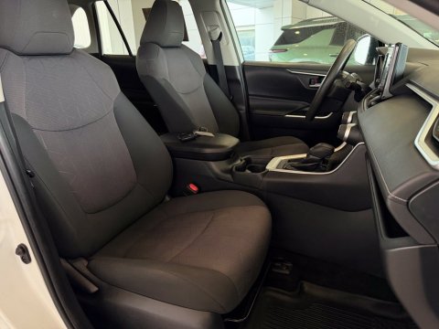 Pre-Owned Super White 2019 Toyota RAV4 XLE FWD - photo 19 - Stock #B5627