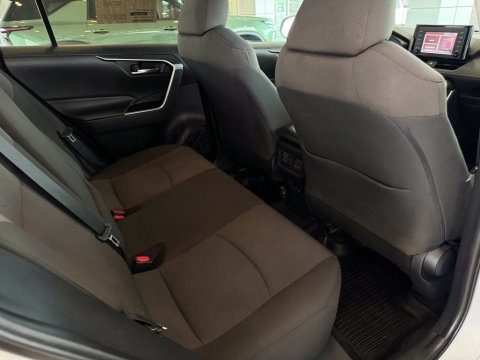 Pre-Owned Super White 2019 Toyota RAV4 XLE FWD - photo 20 - Stock #B5627