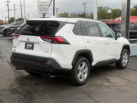Pre-Owned Super White 2019 Toyota RAV4 XLE FWD - photo 7 - Stock #B5627