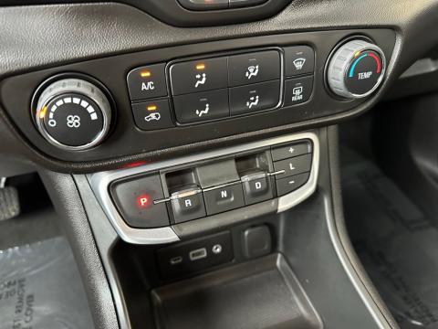 Pre-Owned Summit White 2022 GMC Terrain SLE FWD - photo 23 - Stock #260150A