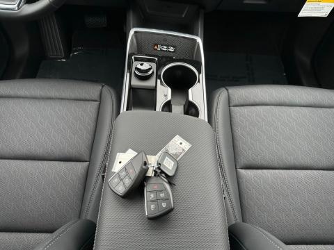 New Summit White 2026 Chevrolet Equinox LT FWD - photo 21 - Stock #260957
