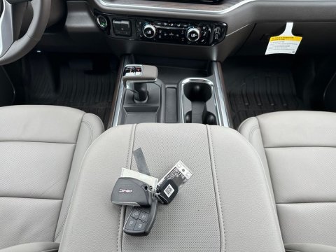 New Glacier White Tricoat 2026 GMC Sierra 1500 SLT 4WD - photo 20 - Stock #261116