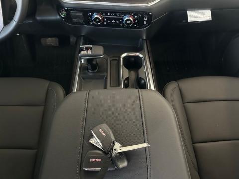 New Onyx Black 2026 GMC Sierra 1500 SLT 4WD - photo 20 - Stock #260843