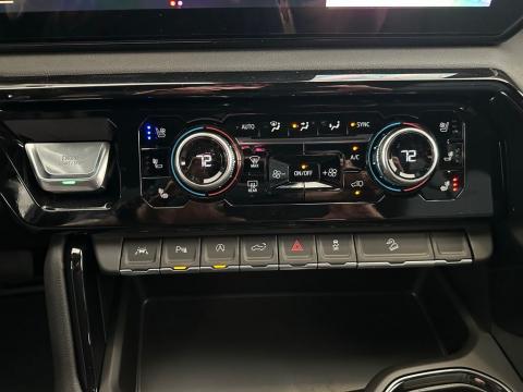 New Summit White 2026 GMC Sierra 1500 AT4 4WD - photo 24 - Stock #260786